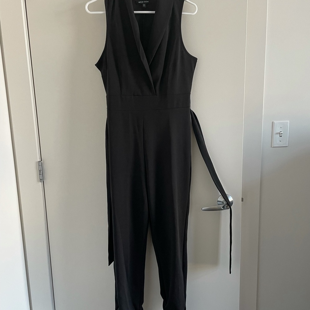 Fitted black jumpsuit, collar, side zipper